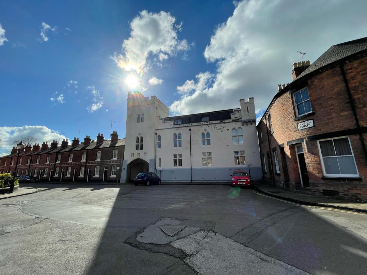 Chester Stays - Lovely Apartment In The Heart Of Chester With Free Parking Exterior photo